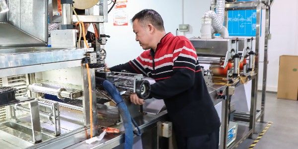 日韩人妻鲁交色情精品视频生产工艺中背胶涂布量的核心技巧